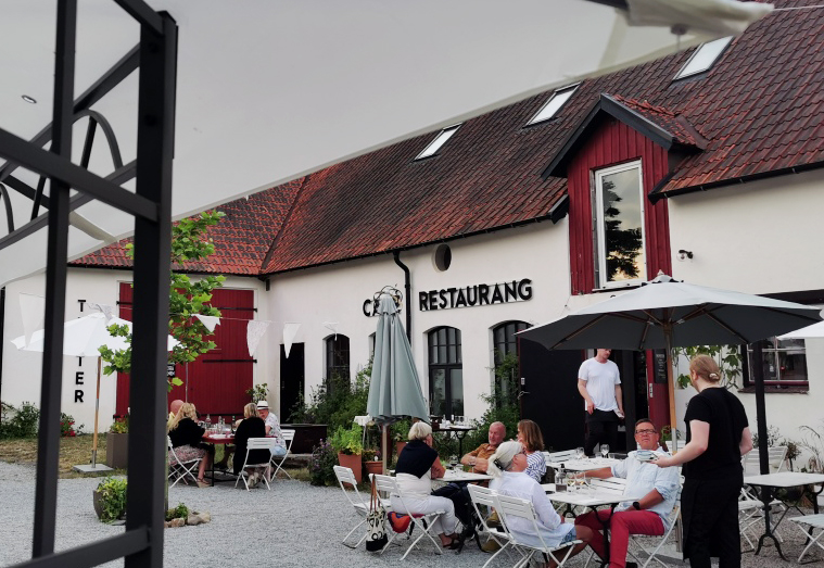 Skillinge Teaters restaurang och Gin Bar är en uppskattad och välkomnande restaurang på Österlen med närodlad mat och ekologiska viner.